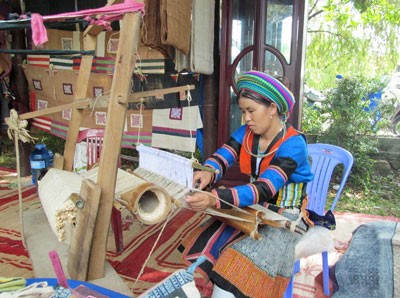 A H’Mong woman weaves Lung Tam linen (Photo: SGGP) A H’Mong woman weaves Lung Tam linen (Photo: SGGP)